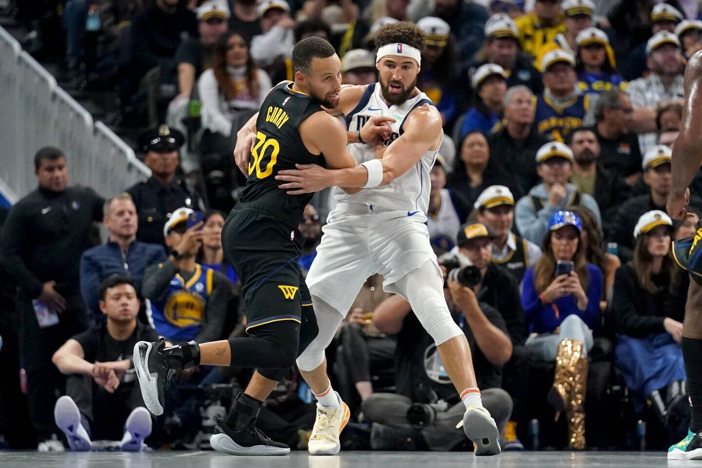 Warriors vs. Mavericks score and live updates: Klay Thompson raining 3s as return game goes down to wire