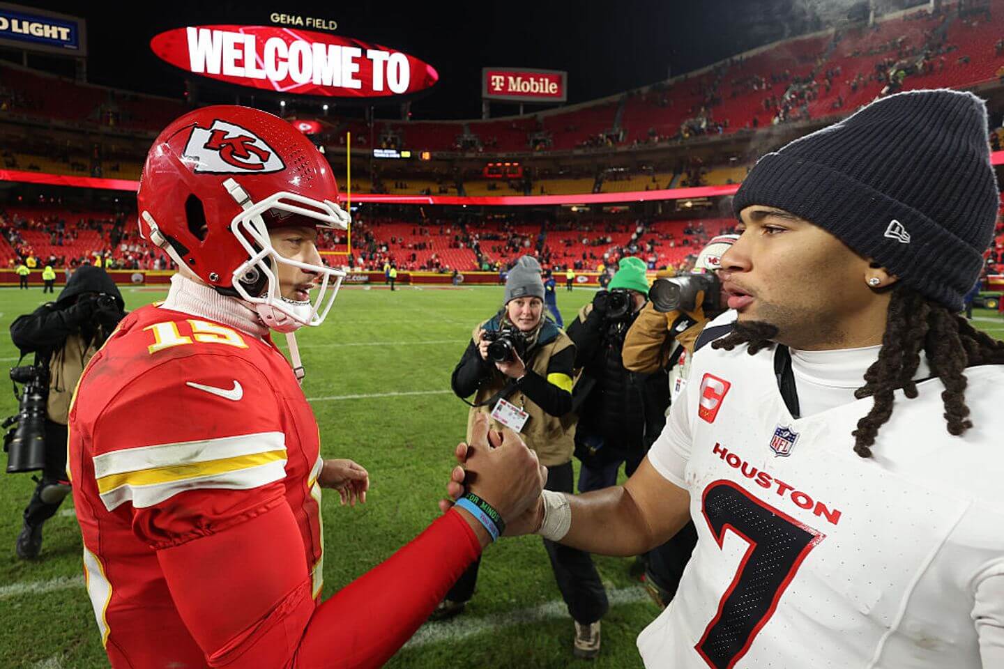 Texans improve playoff odds with 20-10 win over Chiefs on 'Sunday Night Football': Live updates and reaction