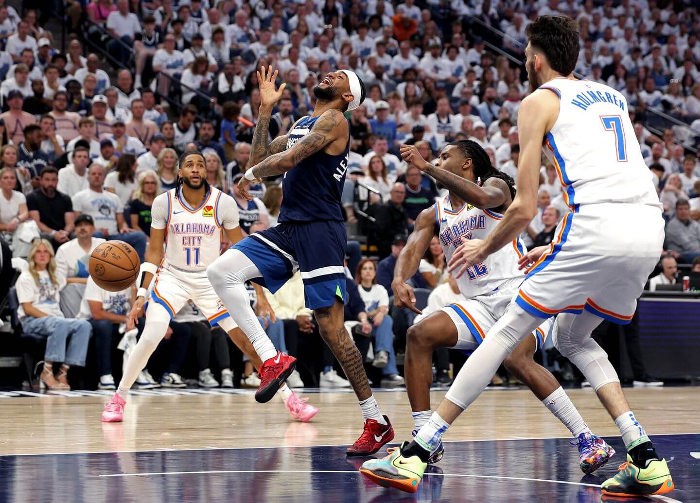 Thunder vs. Timberwolves score, live updates: Game 4 highlights, analysis and player stats in close first half