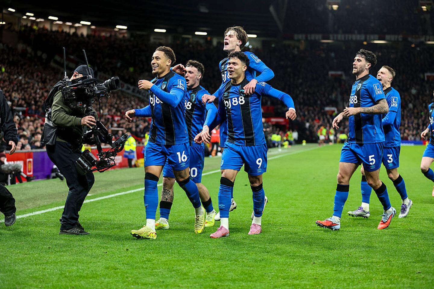 Manchester United vs Bournemouth live updates: Fernandes goal sees hosts level Premier League game