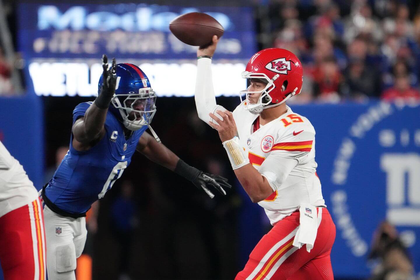 Chiefs vs. Giants live updates: New York ties game with Cam Skattebo TD