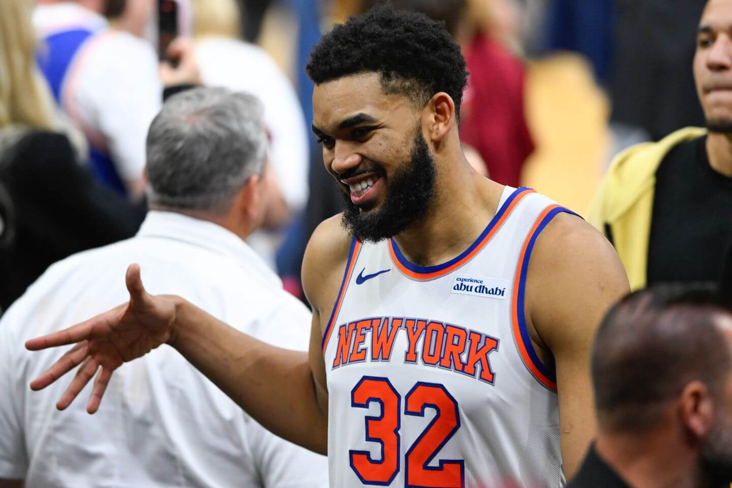 Knicks overwhelm Cavaliers to take 3-0 series lead in NBA playoffs: Live updates, reaction