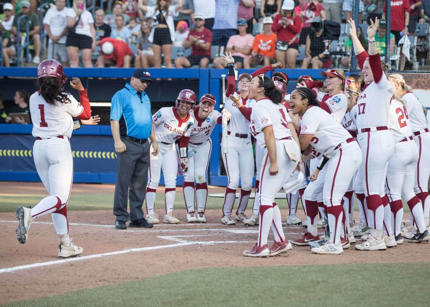 WCWS 2025 live updates: Cydney Sanders, Oklahoma lead Oregon in elimination game