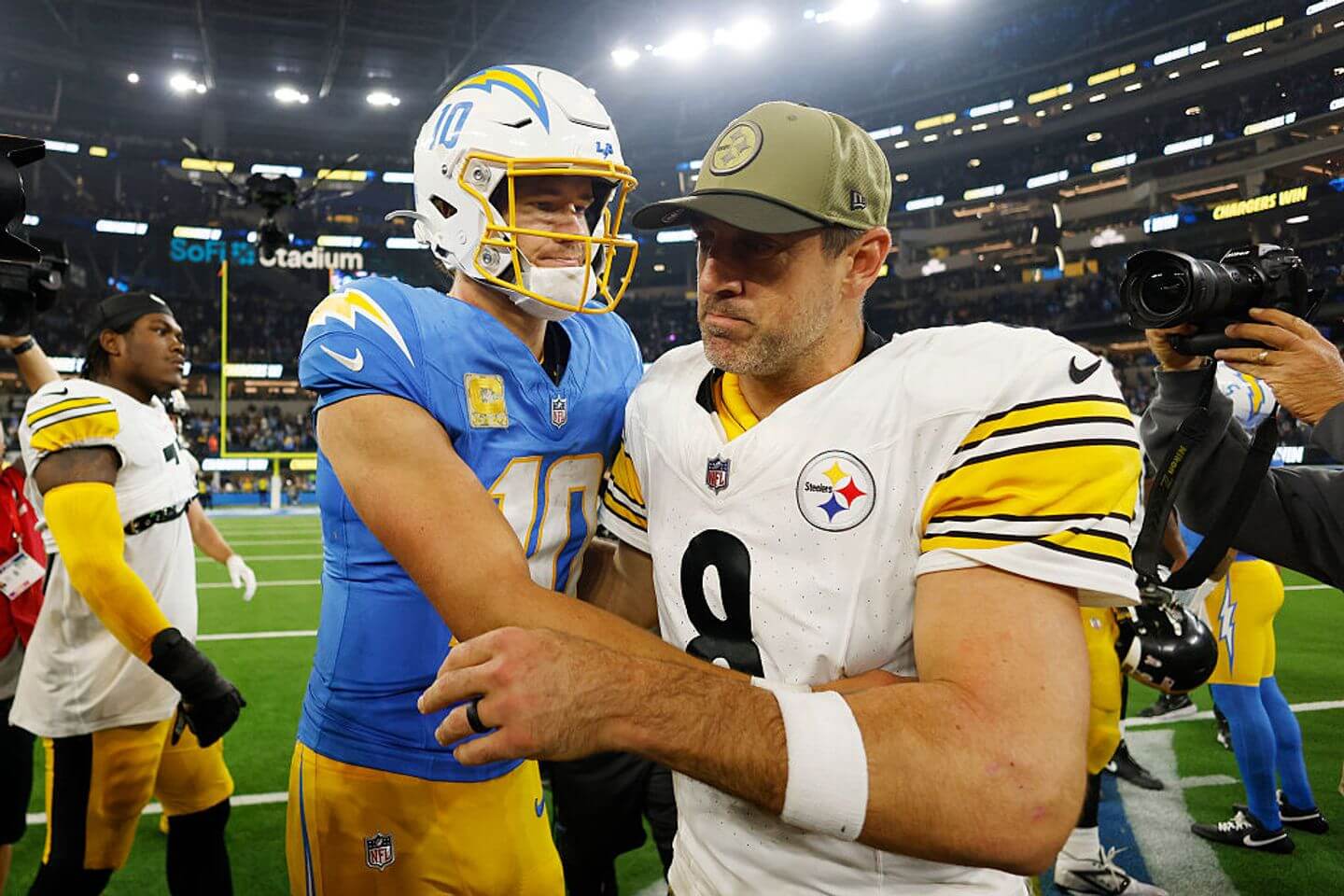 Chargers shut down Steelers for third straight win: Live updates and reaction from NFL ‘Sunday Night Football’