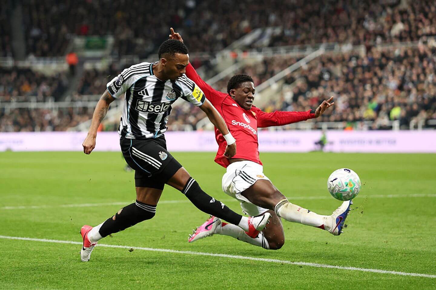 Newcastle vs Manchester United live updates: Anthony Gordon misses from close range for 10-man hosts