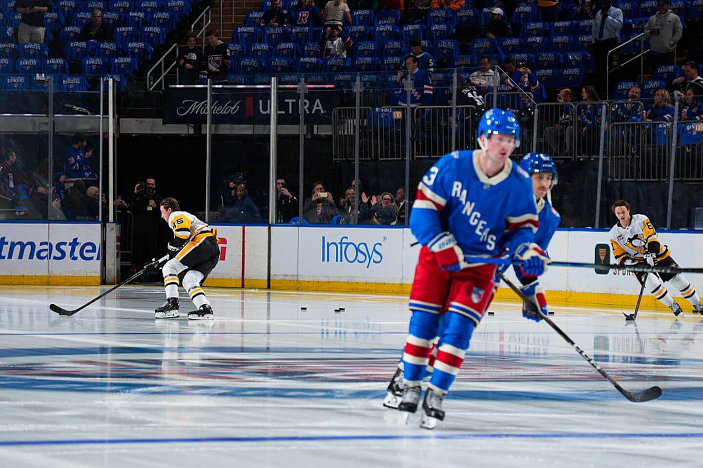 NHL opening night scores, live updates: Penguins lead Rangers in first intermission; Panthers beat Blackhawks
