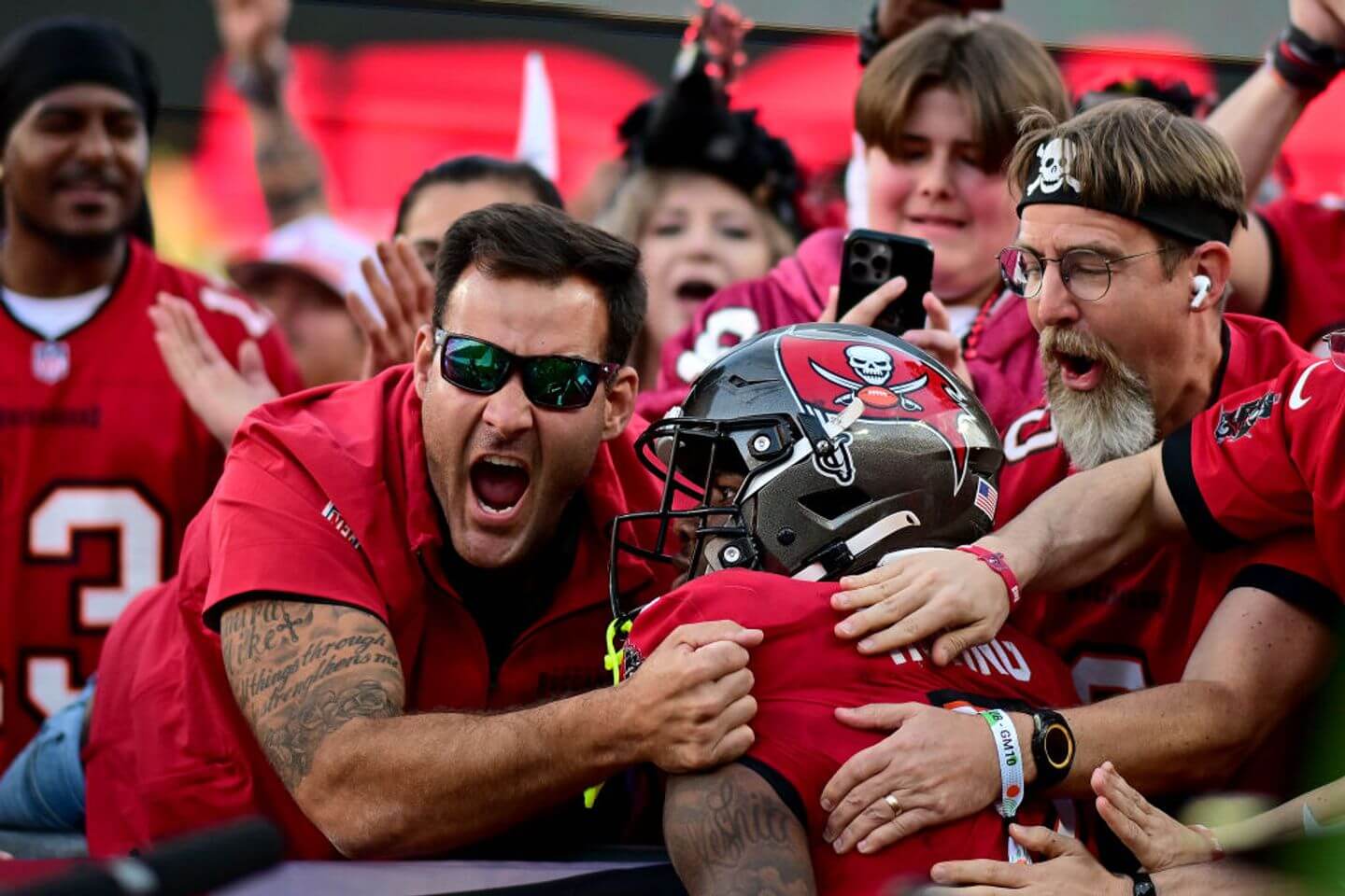 NFL playoff picture live updates: Week 18 latest scores, schedule as Bucs claim NFC South title