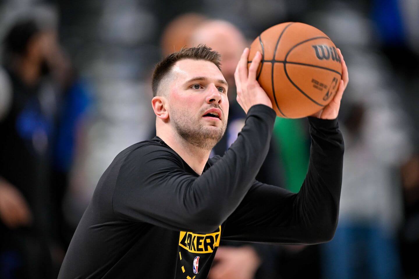 Lakers vs. Mavericks score, live updates: How to watch, predictions and latest as Luka Dončić returns to Dallas