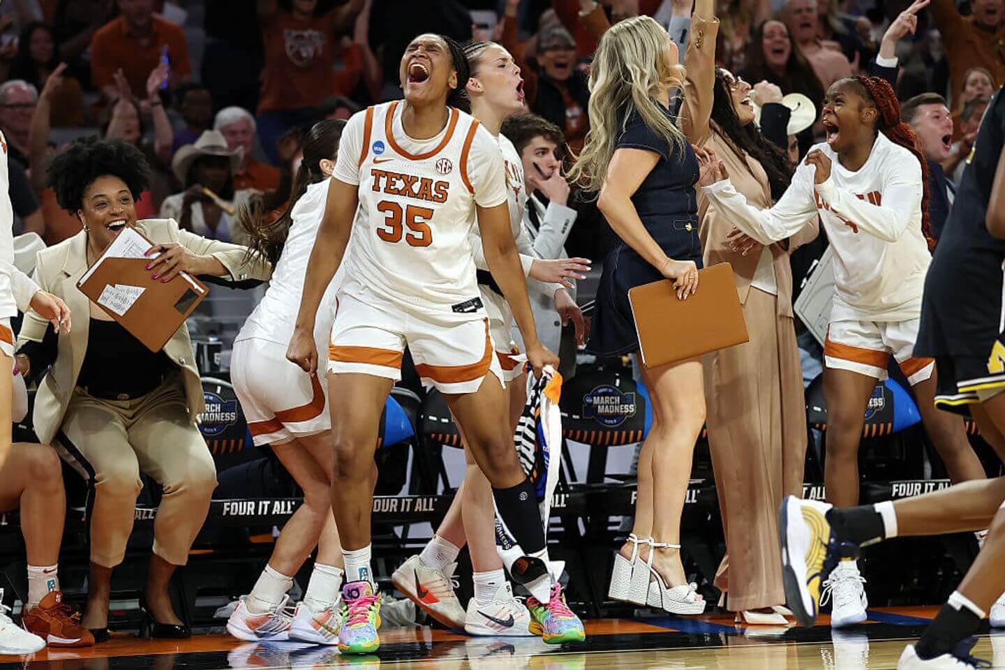 Michigan vs. Texas score, live updates: Longhorns dominating Wolverines in March Madness 2026 Elite Eight game