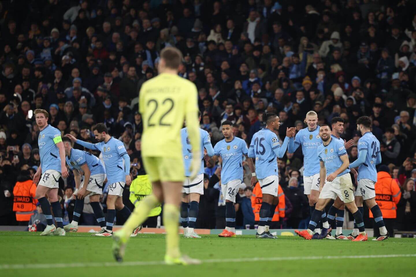 Champions League scores live updates: Liverpool top, Pulisic scores, Manchester City go through