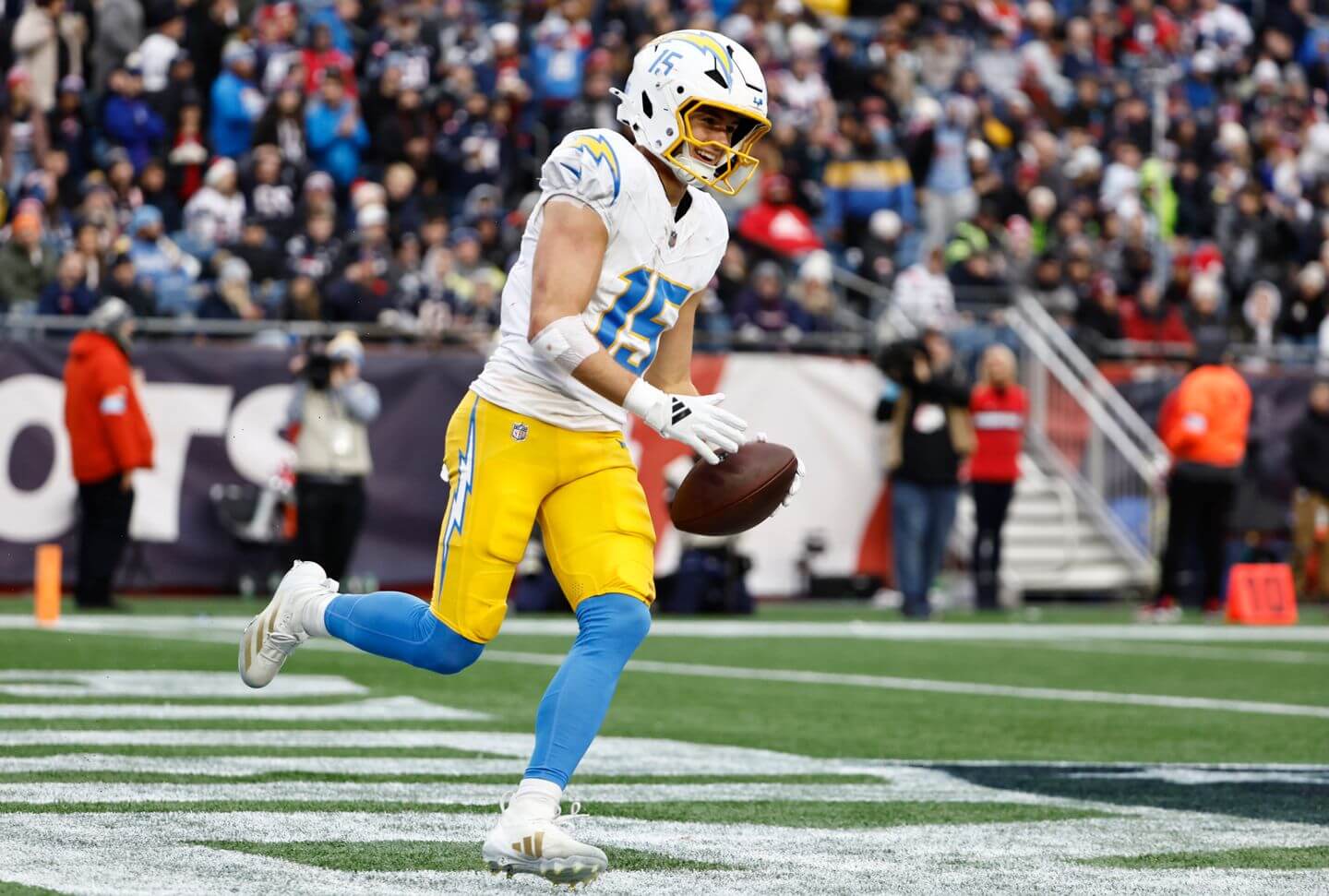 NFL Week 17 live updates: Chargers clinch playoff berth, Broncos-Bengals, Saturday tripleheader, scores, channel, playoff scenarios