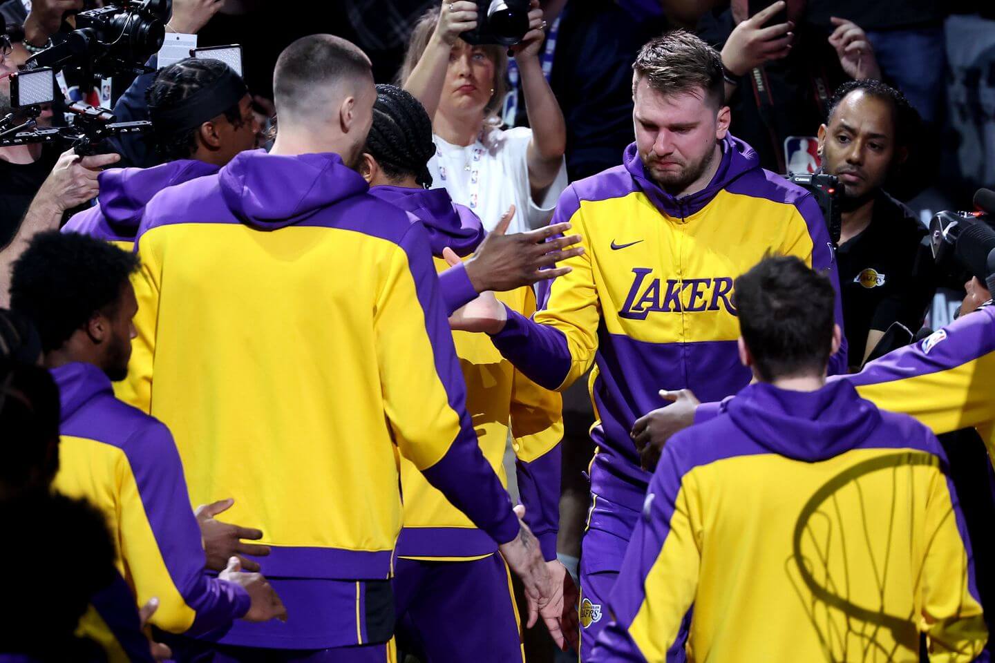 Lakers vs. Mavericks live score updates: Luka Dončić starring in return to Dallas after emotional tribute video