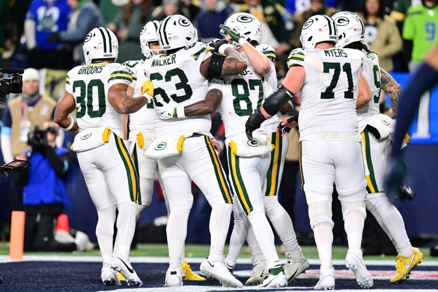 Packers stifle Seahawks 30-13 to close in on playoff spot: Live updates and reaction